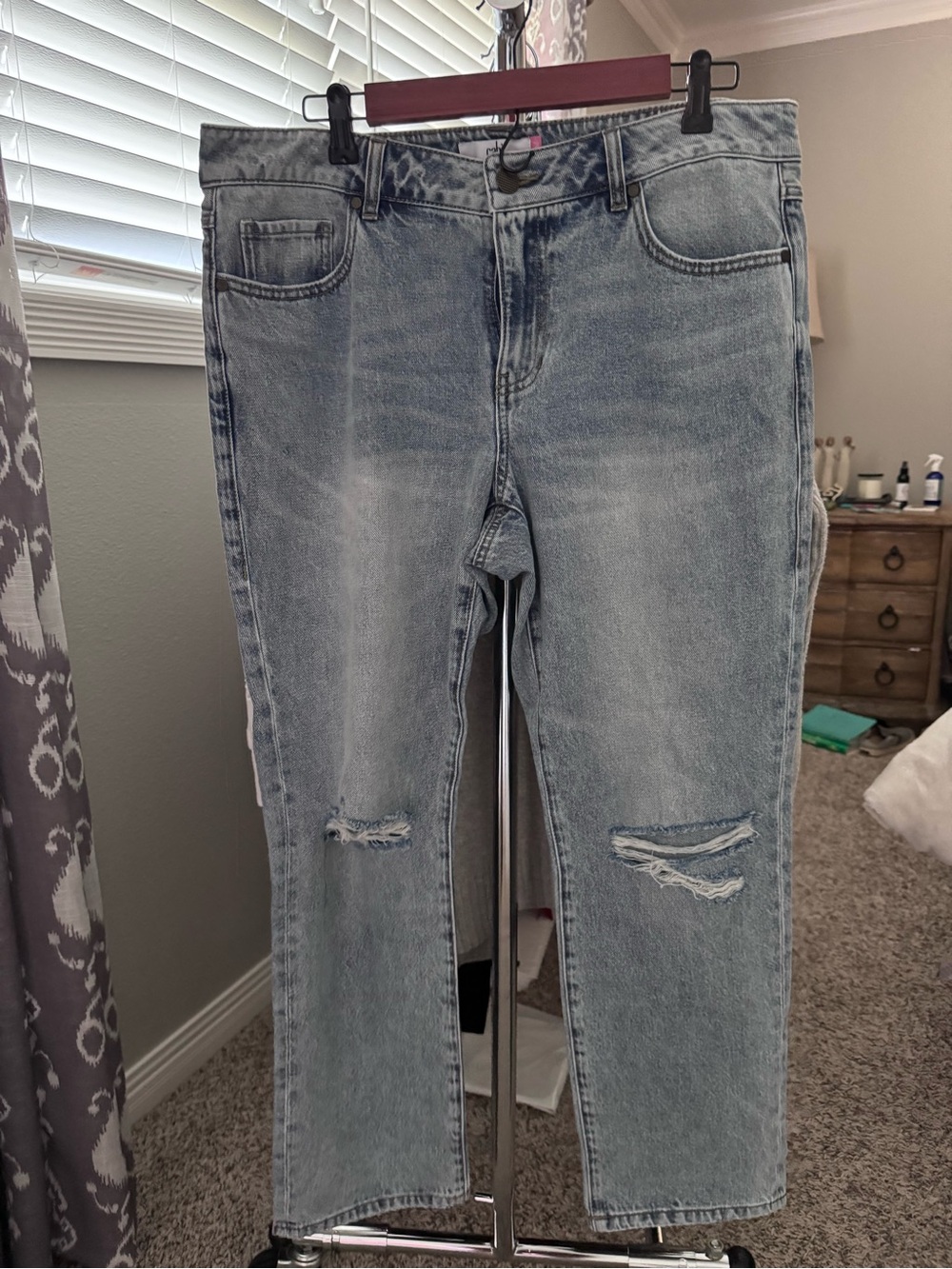 Cabi Light Blue Distressed Women’s crop Jeans